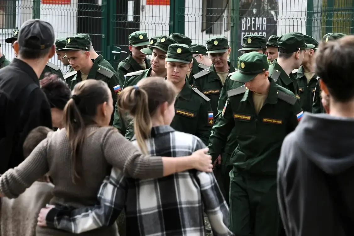 Инициативная группа из более 450 женщин намерена через суды добиваться отмены поправок, которые лишают права на выплаты гражданских жён, если у пары не было общего несовершеннолетнего ребёнка. Первый иск уже направлен в Верховный суд России.