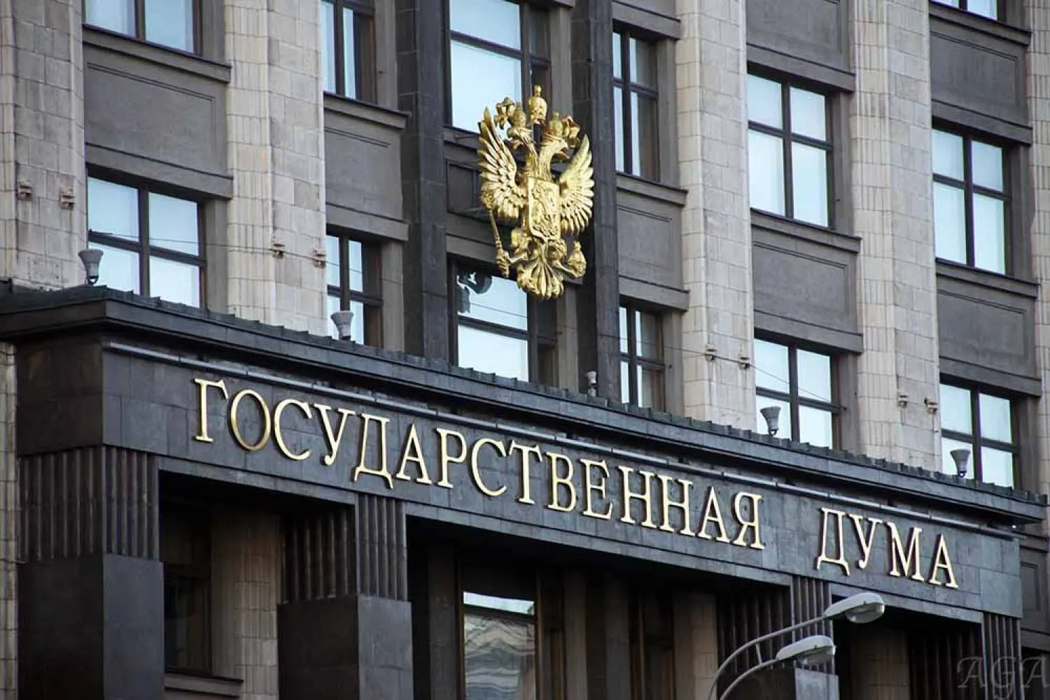 Закон ограничивает возможность оспорить приватизацию десятью годами, при этом исключаются дела о коррупции и экстримизме; отдельно суд подтвердил обращение в доход государства имущества предпринимателя примерно на 8 млрд рублей.