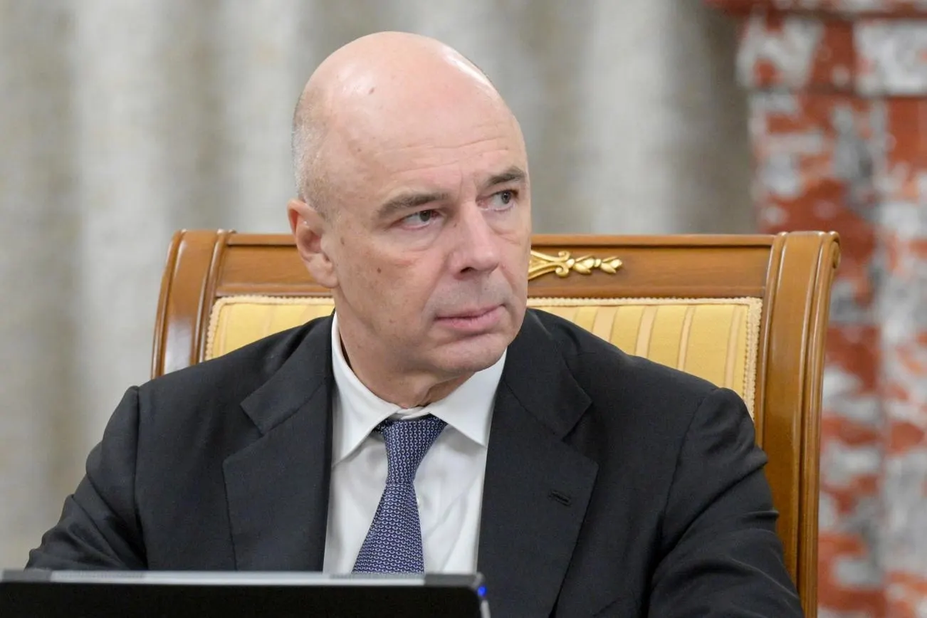 Антон Силуанов предложил временно заморозить часть планируемых бюджетных расходов на 2,9 трлн руб. из‑за риска перерасхода по финансированию боевых действий и необходимости скорректировать параметры бюджета.