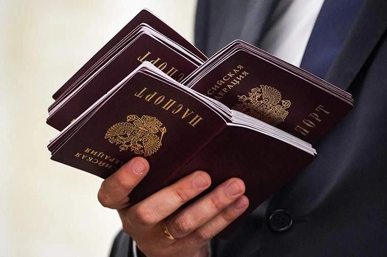 Фракция «Единая Россия» планирует внести поправки, которые позволят выдавать РВП, ВНЖ и гражданство иностранцам, если их, как утверждают депутаты, незаконно осудили в других странах за поддержку политики России и специальной военной операции. Изменения предлагают рассмотреть ко второму чтению.
