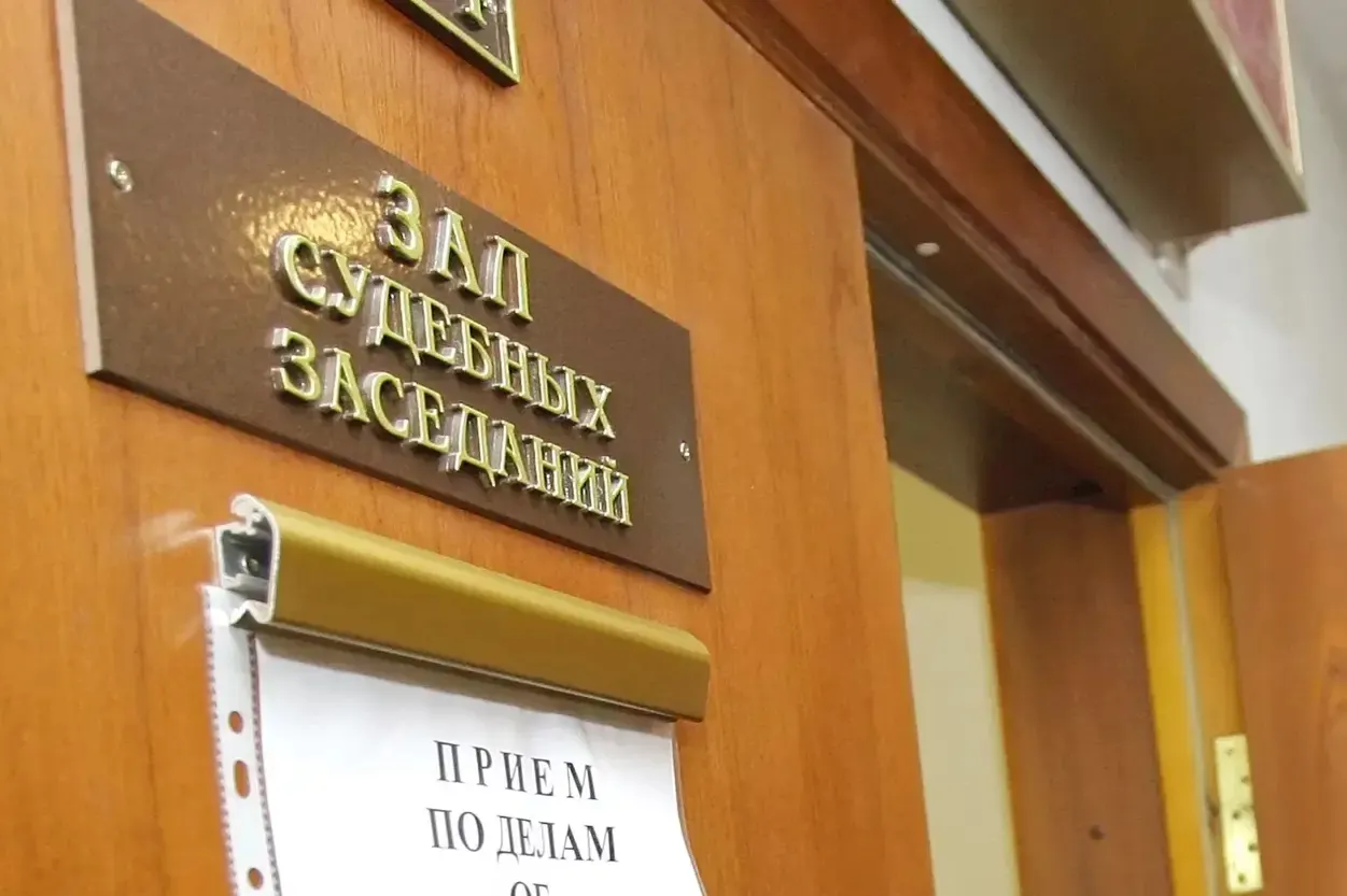Официальная статистика фиксирует сотни приговоров по «шпионским» статьям, правозащитники заявляют о ещё больших масштабах. Среди осуждённых — студенты, айтишники, преподаватели, военные и подростки.