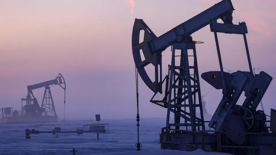 Минэкономразвития прогнозирует падение добычи нефти в 2026 году до примерно 511 млн тонн — четвёртый год снижения подряд и самый низкий уровень с 2009 года. Причины — ухудшение финансовых показателей компаний, сокращение буровой активности и ограничение инвестиций.