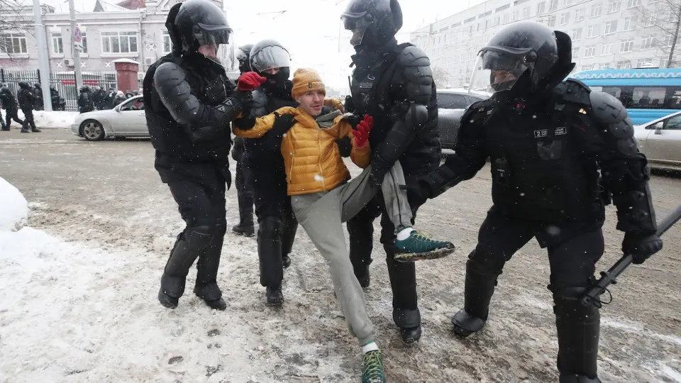 Поправки в закон о профилактике правонарушений вводят в план МВД пункты о предупреждении уклонений от воинской обязанности и о противодействии «искажению исторической правды». Решения приняты на фоне круглогодичного призыва и возможного использования мобилизационного резерва.