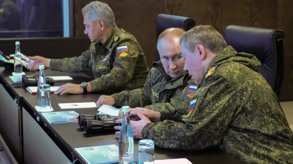 По данным европейской спецслужбы, в окружении президента растёт тревога из‑за риска переворота и напряжения в силовом блоке. В ответ на угрозы усилена охрана главы государства и его ближайшего круга.