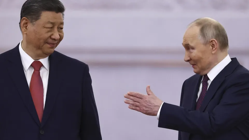 Президент отправляется в очередной визит в Пекин, где планируется подробно обсудить проект газопровода «Сила Сибири‑2». В делегацию войдут главы «Роснефти» и «Газпрома», ожидается подписание около 40 документов, однако ключевые вопросы — цена и инвестиционные условия — остаются нерешёнными.