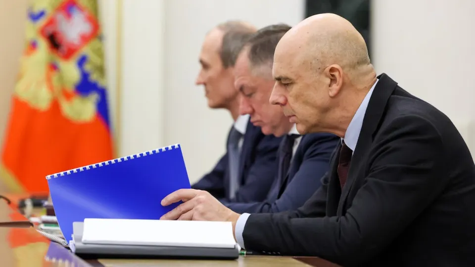Вице‑премьер Александр Новак заявил о необходимости расставлять приоритеты в расходах на фоне снижающихся доходов бюджета — из‑за низких цен на нефть, крепкого рубля и роста потребностей в сфере обороны и безопасности.