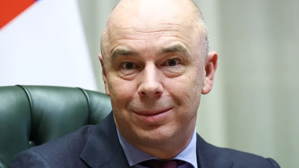 Из‑за замедления экономического роста и сокращения нефтегазовых доходов Минфин рассматривает оптимизацию расходов и встречные меры по доходам. Дефицит уже значительно превышает накопления в ФНБ, что ставит задачу либо сокращать неприоритетные траты, либо искать дополнительные поступления.