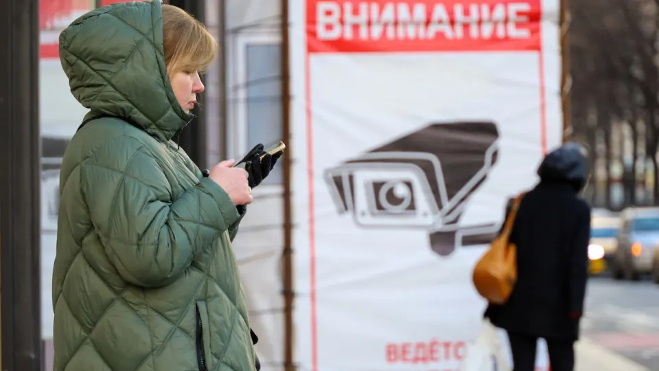 Пользователи заметили, что государственный мессенджер удаляет из чатов сообщения с ссылками на ключи для VPN и выкидывает аккаунты при повторной отправке. Параллельно ряд госресурсов ограничивает доступ при включённом VPN.