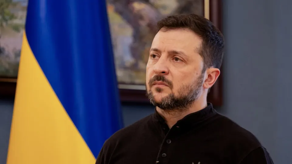 Президент Украины предложил зеркально прекратить огонь с 00:00 ночи с 5 на 6 мая и заявил о готовности остановить боевые действия при отсутствии нарушений. Ранее российское военное ведомство объявило одностороннее перемирие на 8–9 мая и пригрозило ударами по Киеву.