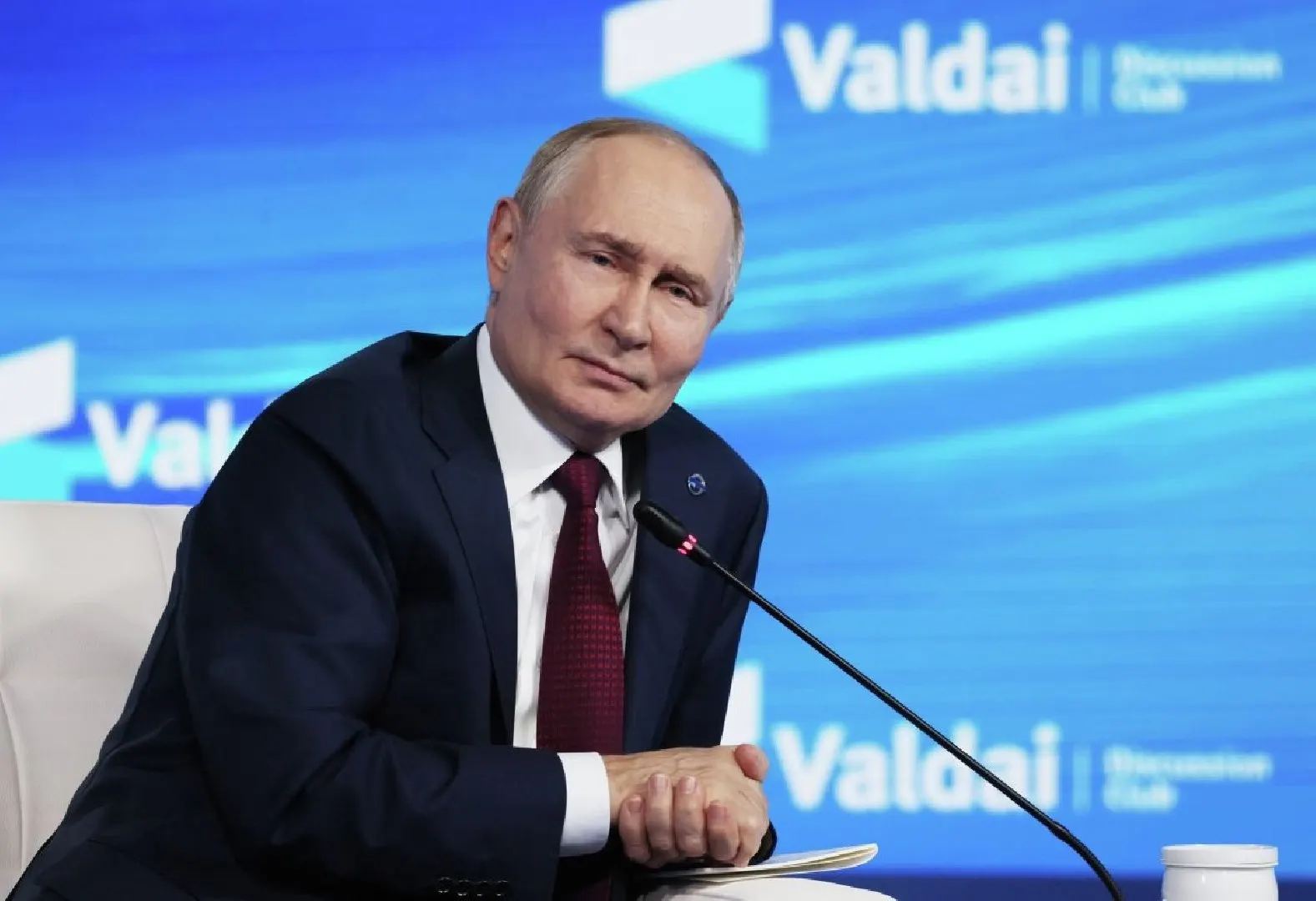 Международный уголовный суд постановил, что государства, ратифицировавшие Римский статут, обязаны исполнять ордер на арест Владимира Путина при его прибытии на переговоры, за исключением случаев, когда встреча организована под эгидой ООН или приостанавливается резолюцией Совбеза по Главе VII.