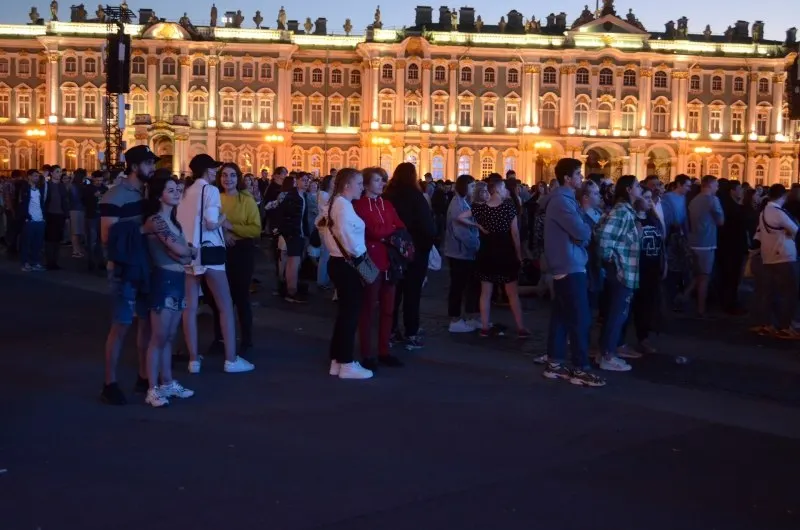 В Санкт‑Петербурге пройдёт «Алые паруса», власти утвердили 300 приоритетных образовательных программ, а в Смоленске запланированы мероприятия ко Дню молодёжи.