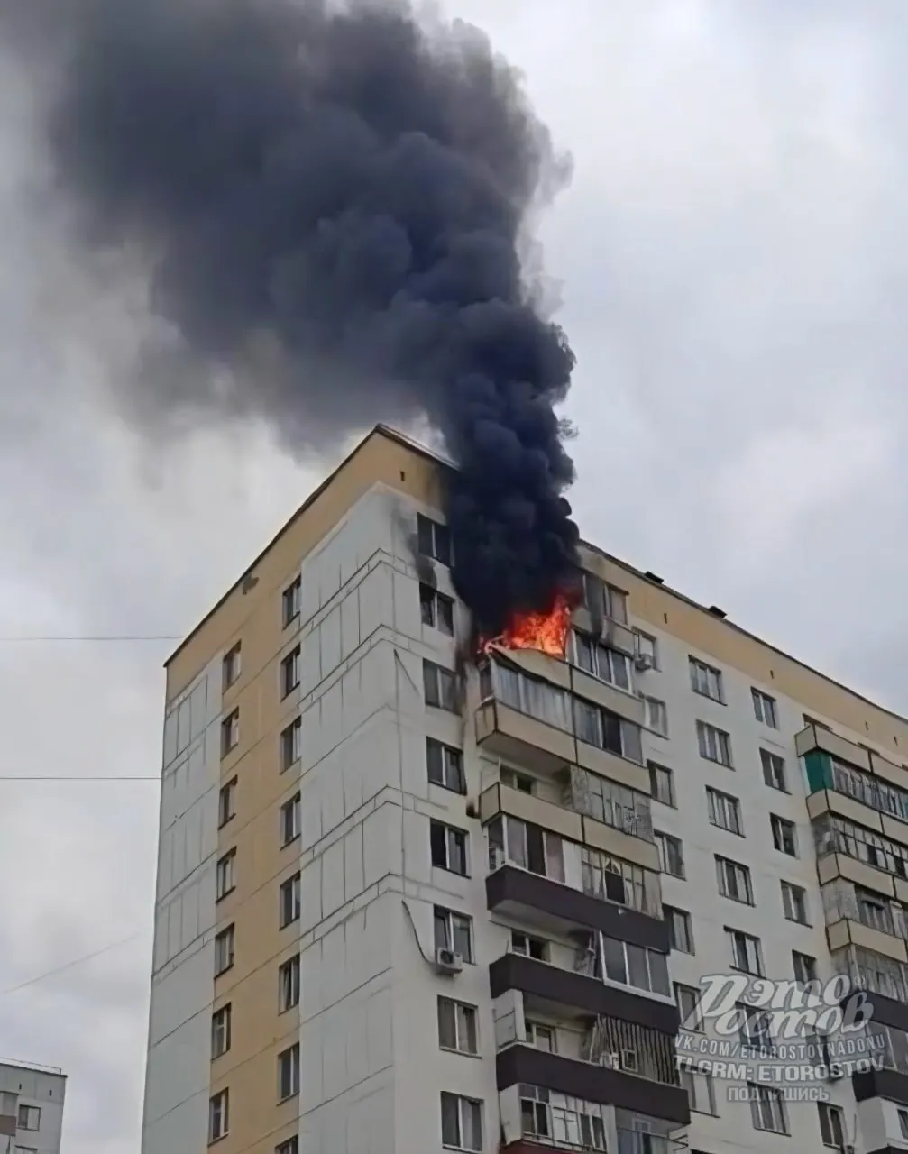 В Нижнекамске беспилотник попал в 12‑этажный дом, начался пожар, эвакуированы жильцы — трое ранены. Минобороны сообщает о 231 сбитом БПЛА и ограничениях в аэропортах ряда регионов.
