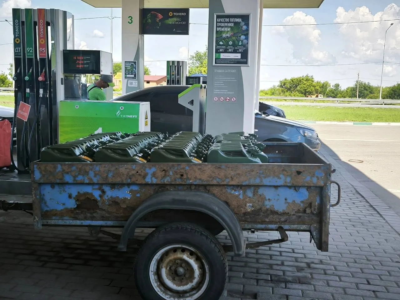 Жители жалуются, что на автозаправках не разрешают переливать купленный бензин в канистры, хотя общий объём не превышает установленного лимита в 40 литров.