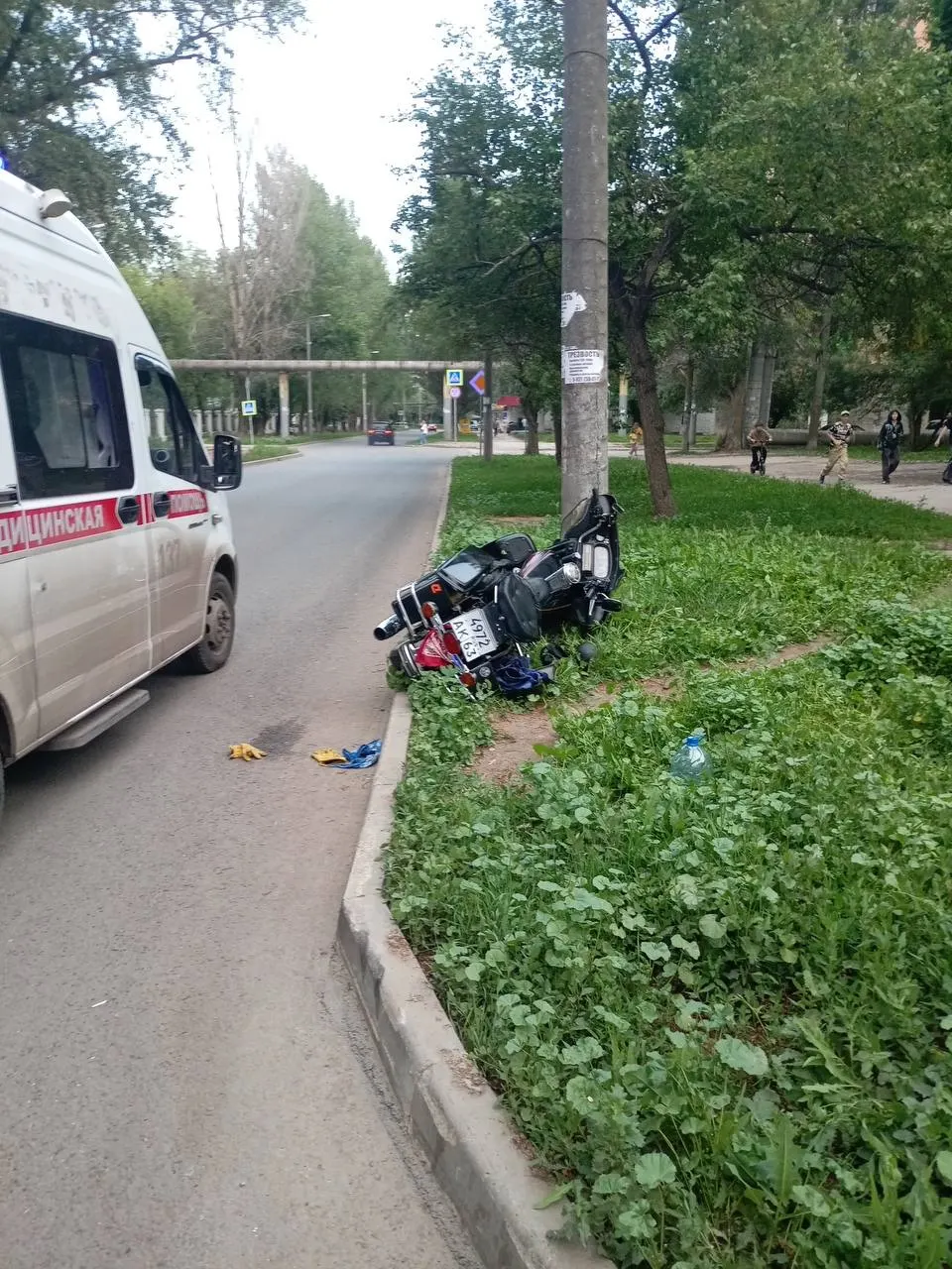 В посёлке Мехзавод 18 июня 37-летний водитель мотоцикла сбил 39-летнего пешехода, затем врезался в бетонную опору; пострадавший госпитализирован.