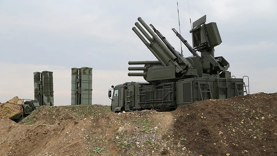 Военные используют систему радиоэлектронной борьбы, которая подавляет сигнал спутниковой связи Starlink на площади до 20 км². Названы производитель, примерная цена, принцип работы, случаи применения и политические меры по ограничению оборудования.