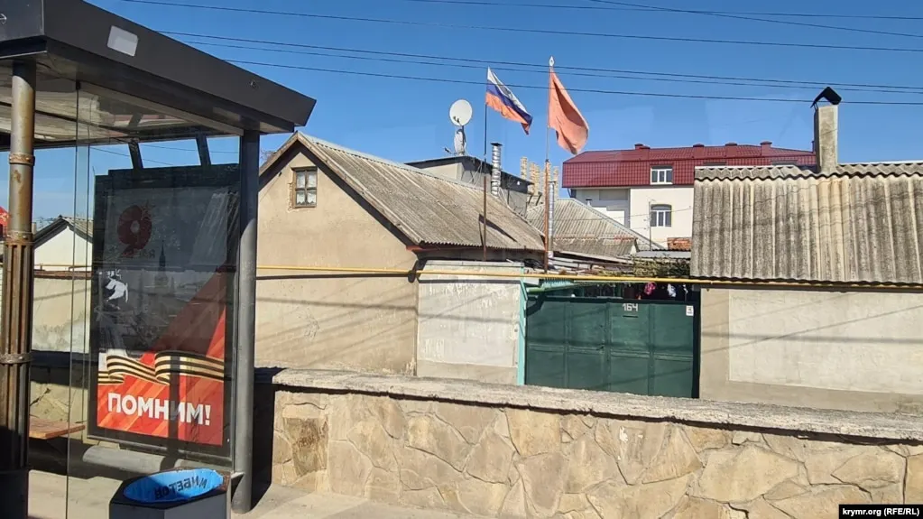 По сообщениям местных властей, в результате ударов беспилотников в Крыму есть погибшие и раненые; также фиксируют повреждения и удары в ряде российских регионов.