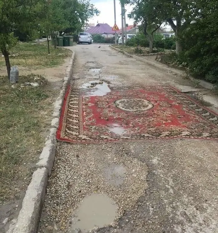 В Госдуму внесён законопроект, позволяющий жильцам обновлять асфальтовое покрытие во дворах и на местных дорогах без согласования. Правительство проект не поддержало, указывая, что ремонтом должны заниматься специалисты.