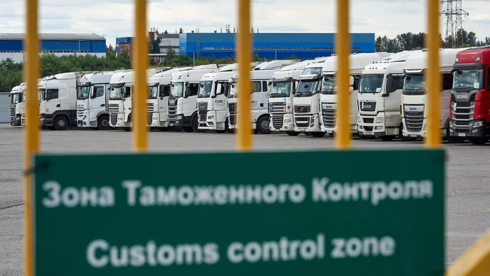 Правительство ввело переходный период для системы подтверждения ожидания товаров (СПОТ): обязательный обеспечительный платёж по НДС и акцизам временно отменён, упрощённый порядок ввоза продлён до 31 августа, для ряда стран действуют отдельные сроки отсрочки.