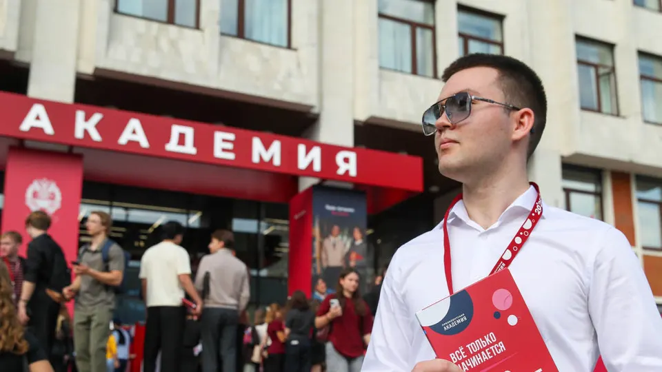 Ряд московских вузов рассылает предложения вступить в добровольческие отряды по защите от беспилотников: год службы, 30 дней обучения, ежемесячные выплаты 200 тыс. рублей и социальные гарантии; планируется масштабный набор из образовательных учреждений.