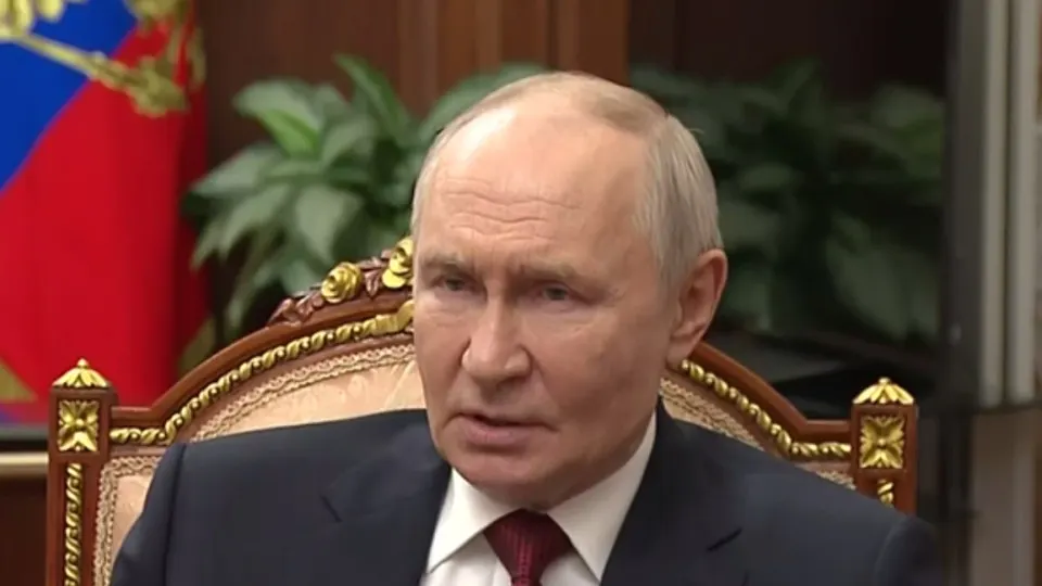 Президент заявил, что Украина якобы предложила прекратить дальнобойные удары и сосредоточить боевые действия в Херсонской и Запорожской областях, а также на территориях «ДНР» и «ЛНР». По его мнению, это позволило бы ВСУ перебросить подразделения, но спасать киевский режим в планах России нет.