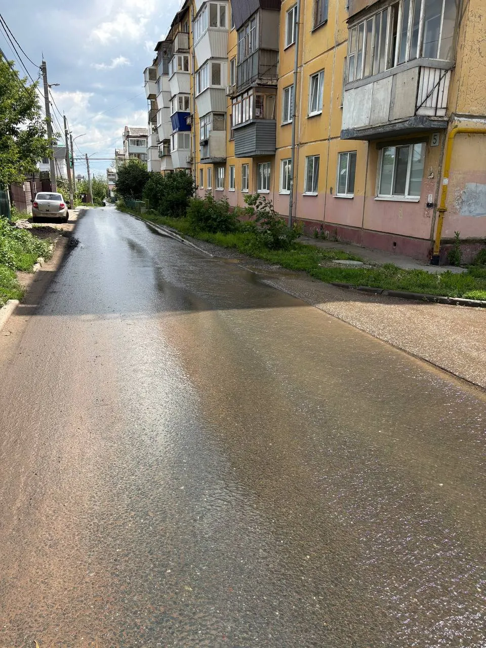 На улице Михаила Сорокина, 14 из трубы бьёт фонтан; в соседних домах полностью отсутствует вода, а жители жалуются на бездействие коммунальных служб.