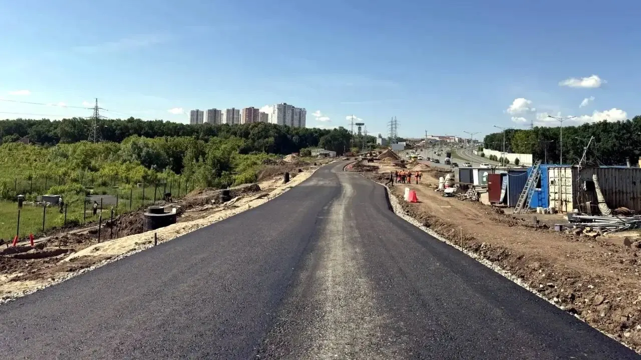 Уложено более 300 м нижнего слоя асфальта; готовят земляное полотно, переносят газопровод и водовод, прокладывают кабели освещения. Ливневая канализация полностью готова.