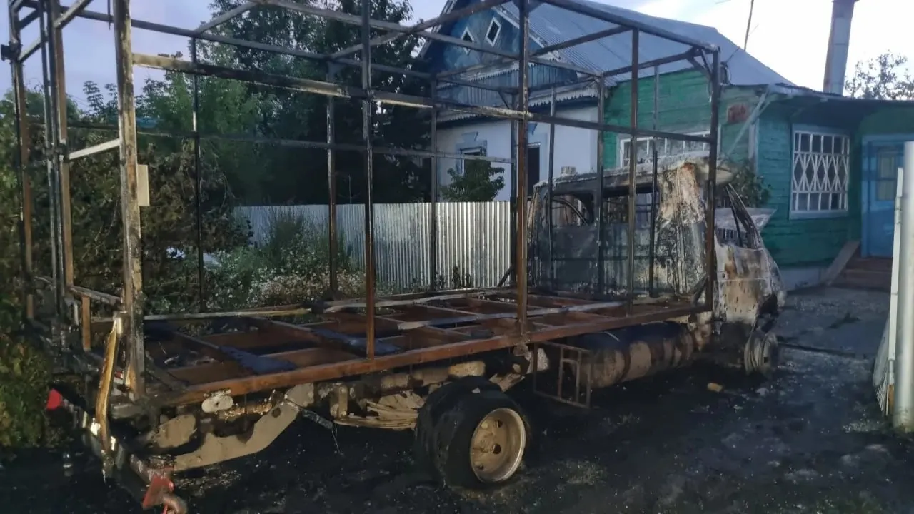 В Самаре в районе Зубчаниновка неизвестные подожгли грузовой автомобиль «Газель», который применялся для доставки гуманитарных грузов. Причины инцидента и возможные пострадавшие уточняются правоохранительными органами.