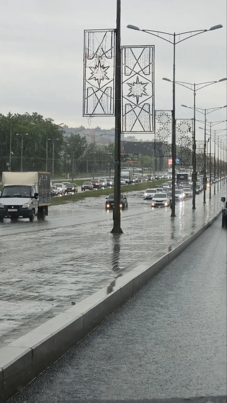 На Московском шоссе в районе Ракитовского шоссе образовалась пробка — вода на дороге затрудняет движение и собирает автомобили.