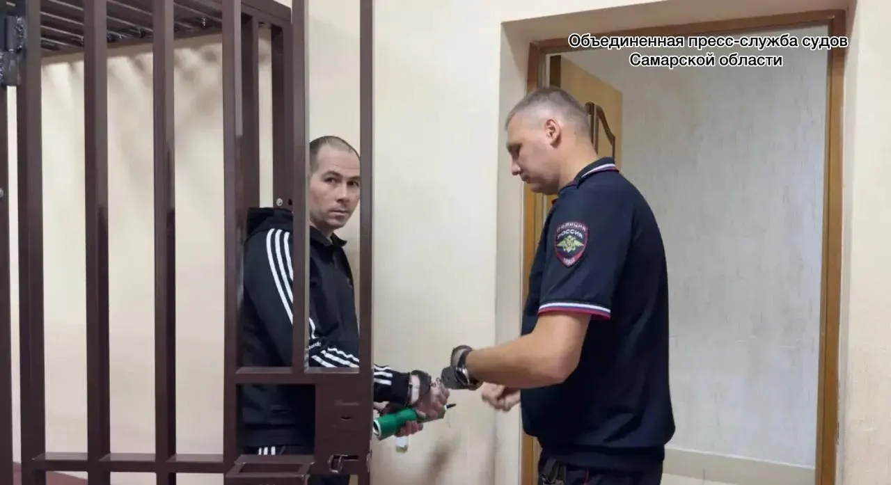 Самарский районный суд приговорил одного из участников преступного сообщества, обманувшего экс‑чиновницу: ему дали 4 года 6 месяцев. Потерпевшая потеряла 421,7 млн руб., общий ущерб по делу — около 478 млн.