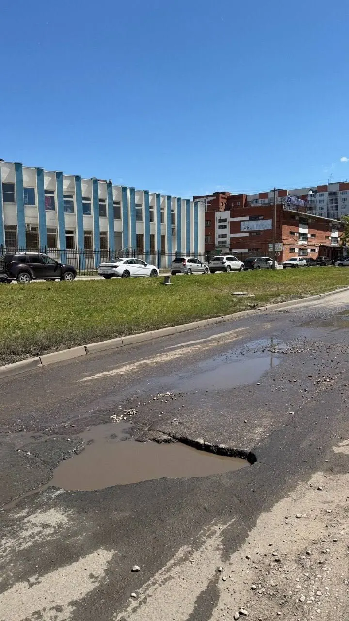 Участок Гастелло в Октябрьском районе отремонтировали в 2025 году, но уже в 2026 году дефекты засыпали асфальтовой крошкой, которая размывается дождями.