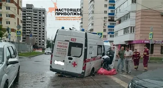 На улице Печерской 17 июня асфальт под колесами просел у пешеходного перехода: скорая застряла, для её эвакуации потребовалась спецтехника.