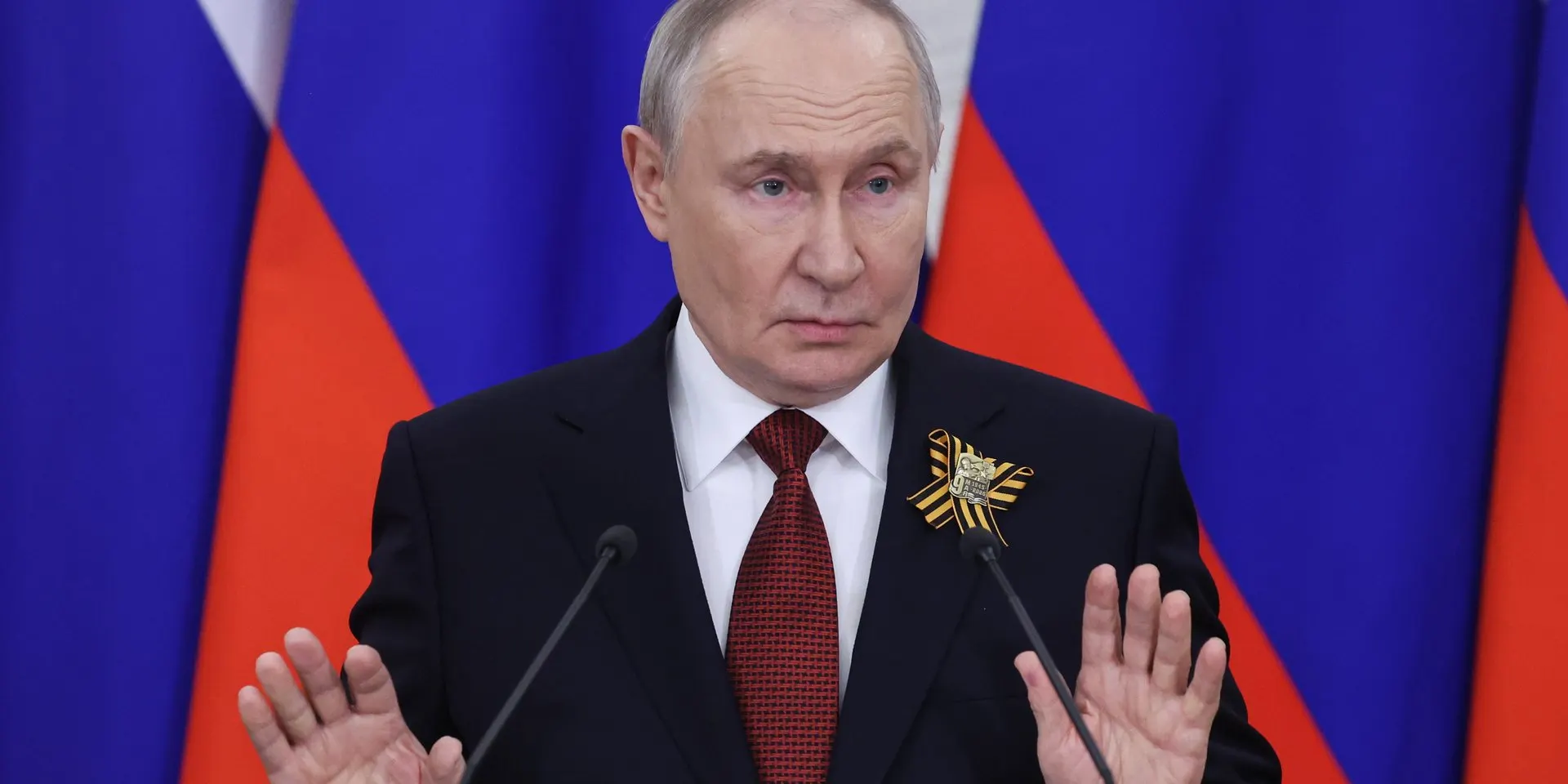 Чиновники отмечают риск роста дефицита и настаивают на сокращении гражданских расходов, тогда как Минобороны и отдельные группы в Кремле требуют сохранения финансирования.