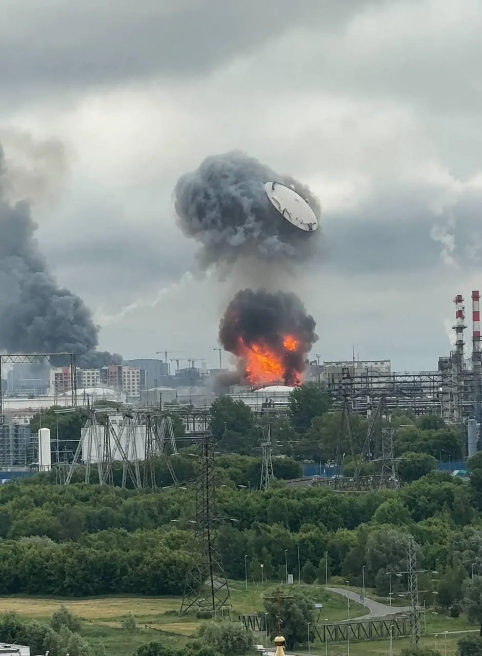 Минобороны сообщает о 555 сбитых беспилотниках за ночь 18 июня. В Москве пострадали Московский НПЗ в Капотне и торговая зона «Садовод», введены ограничения движения и проводятся эвакуации.