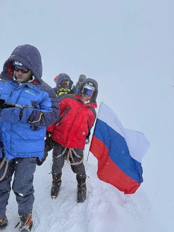 Врач Самарской областной детской клинической больницы после годичной подготовки 12 июня поднялся на вершину Эльбруса. Во время восхождения его сатурация опускалась до 75–85%, что врач сопоставил с дыхательной недостаточностью у пациентов в реанимации.