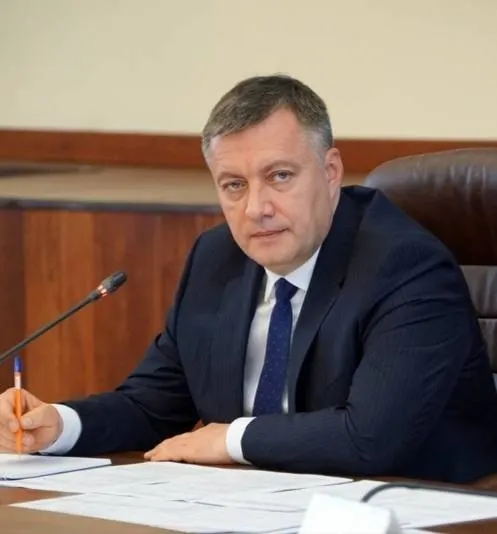 Губернатор Игорь Кобзев рассказал о решениях федерального штаба: от приоритетных поставок для севера и гарантированных объёмов для независимых АЗС до работы с нефтекомпаниями и сокращения сроков ремонтов НПЗ.