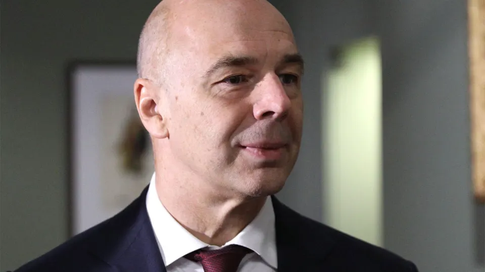 Минфин заявил, что компании топливно-энергетического сектора должны сами закупать средства защиты от атак беспилотников; расходы можно включать в себестоимость. Одновременно фиксируют рост числа атак и дефицит топлива в ряде регионов.