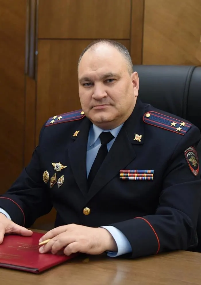 По указу президента он назначен заместителем начальника ГУ МВД по Волгоградской области — начальником полиции и после ухода предыдущего руководителя временно исполняет обязанности руководителя регионального управления. Краткая биография: родился в Чите, служит с 2000 года, окончил Воронежский институт МВД.