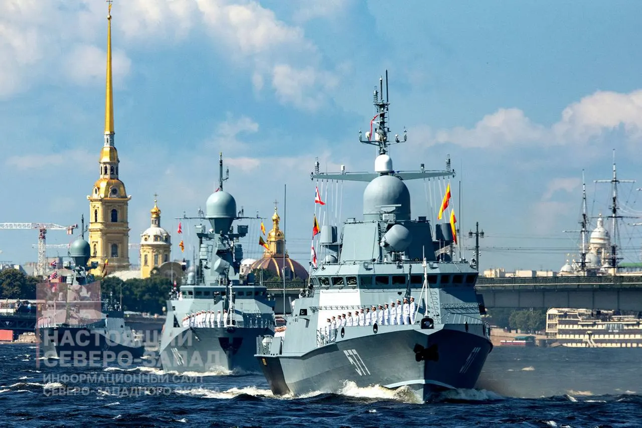 Минобороны приняло решение не проводить главный военно‑морской парад в Санкт‑Петербурге — мероприятие отменяют второй год подряд. Ранее парад уже проходил в сокращённом формате; День ВМФ отмечают 26 июля.