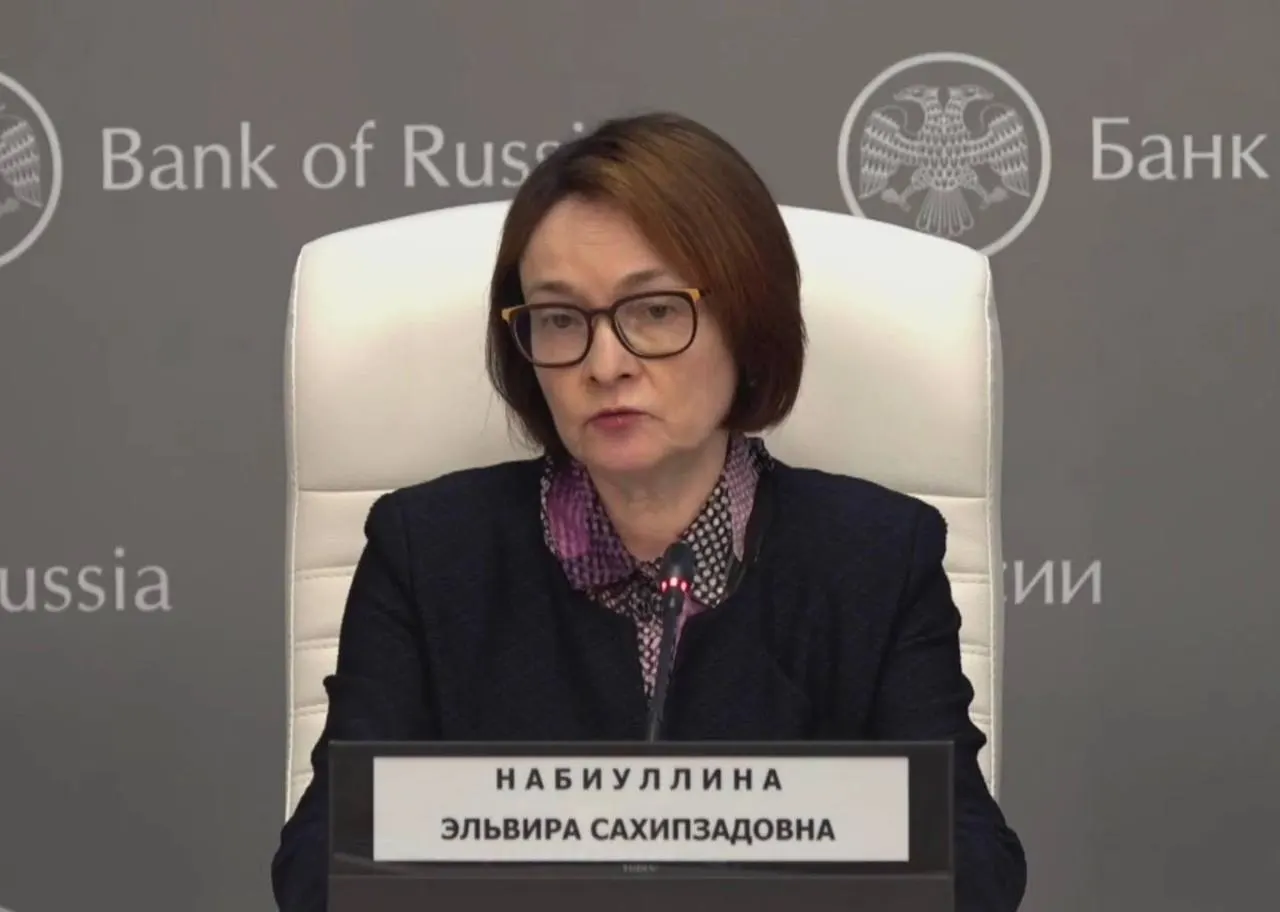 Глава Центробанка объяснила, что у неё была простуда и временная потеря голоса, поблагодарила тех, кто переживал. Журналисты отметили отсутствие привычных брошей и изменения во внешнем виде.