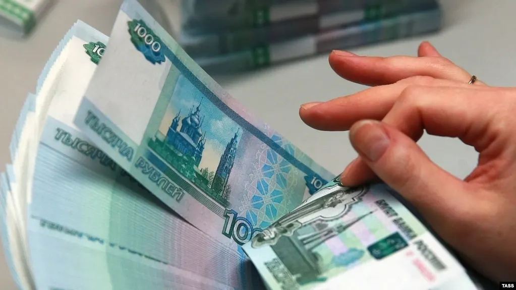 Источники сообщают, что дополнительные траты на войну могут достигнуть 4–5 трлн рублей и частично будут покрыты внутренними заёмами; дефицит бюджета за пять месяцев уже приблизился к 6 трлн рублей.