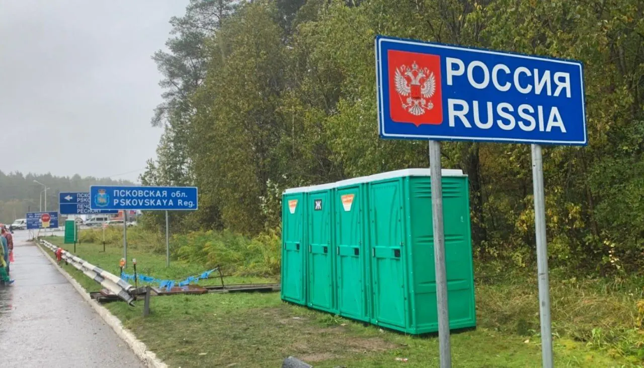 В 21-м пакете санкций ЕС предусматривается полный визовый запрет для тех, кто служил в российских вооружённых силах или прокси‑формированиях с начала полномасштабного вторжения. Вопросы идентификации и применения мер к срочникам и дезертирам остаются нерешёнными.