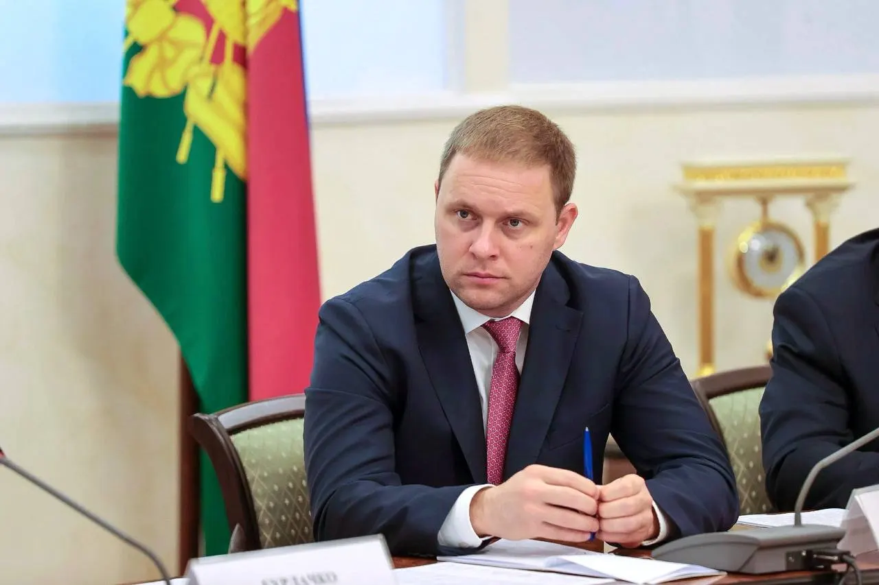 Швец, с более чем десятилетним опытом в госуправлении и пятью годами в должности мэра Анапы, возглавил госкорпорацию «Туризм РФ». Ранее он курировал инвестиции, поддержку малого и среднего бизнеса, цифровизацию и развитие туризма в крае.