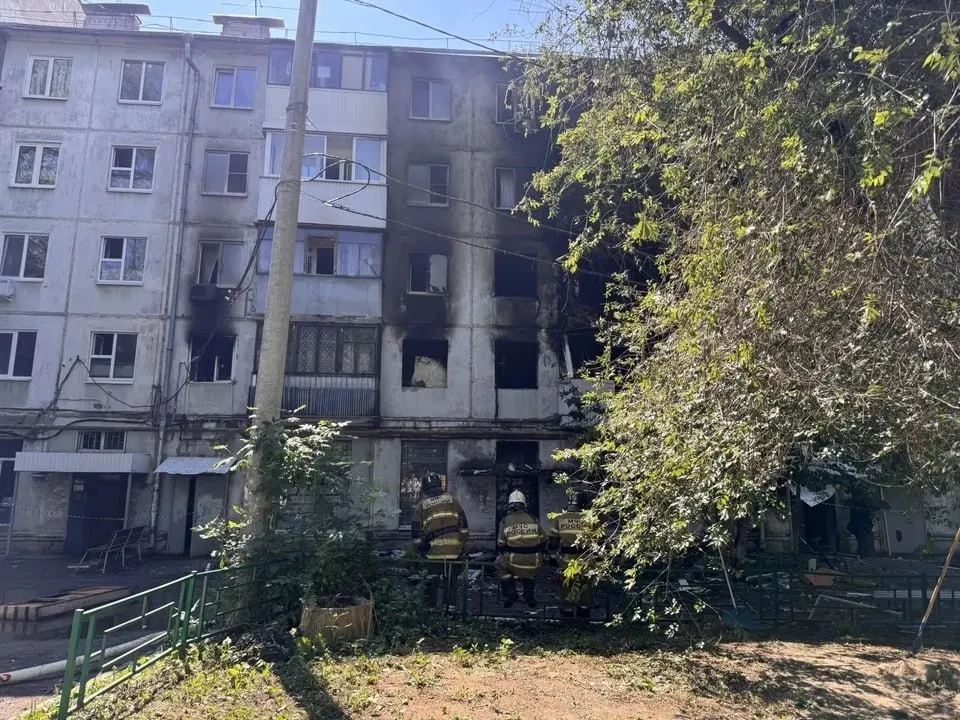 После взрыва газа в доме на улице 22 Партсъезда огонь охватил пять этажей. На месте работали 121 спасатель; часть пожарных из‑за сильного жара получила помощь медиков, но продолжила тушение и спасение людей.