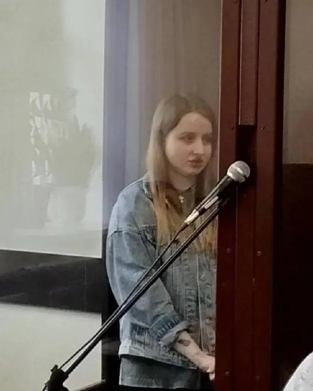 22‑летняя жительница Самары признала, что выступала курьером в мошенничестве, где пенсионеров из Архангельской и Ульяновской областей обманом лишили примерно 6 млн рублей.