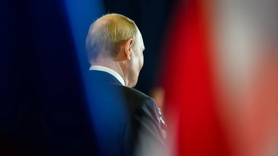 Государственная служба, которая ранее регулярно публиковала «открытый» рейтинг доверия, перестала его обновлять. По последним данным доверие в «открытом» формате составило 29,5%, тогда как в «закрытом» опросе уровень остаётся около 73%.