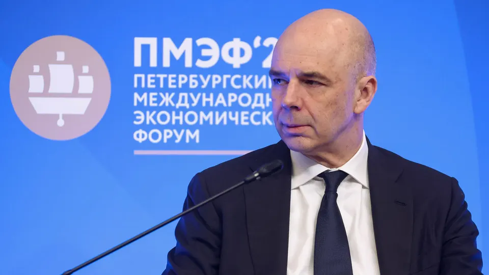 По оперативной оценке Счетной палаты, доходы федерального бюджета в 2026 году могут составить 38,2 трлн руб., что примерно на 2,1 трлн (5,2%) ниже показателя, заложенного в законе о бюджете. Главные факторы риска — снижение нефтегазовых поступлений из‑за более низких цен и крепкий рубль.