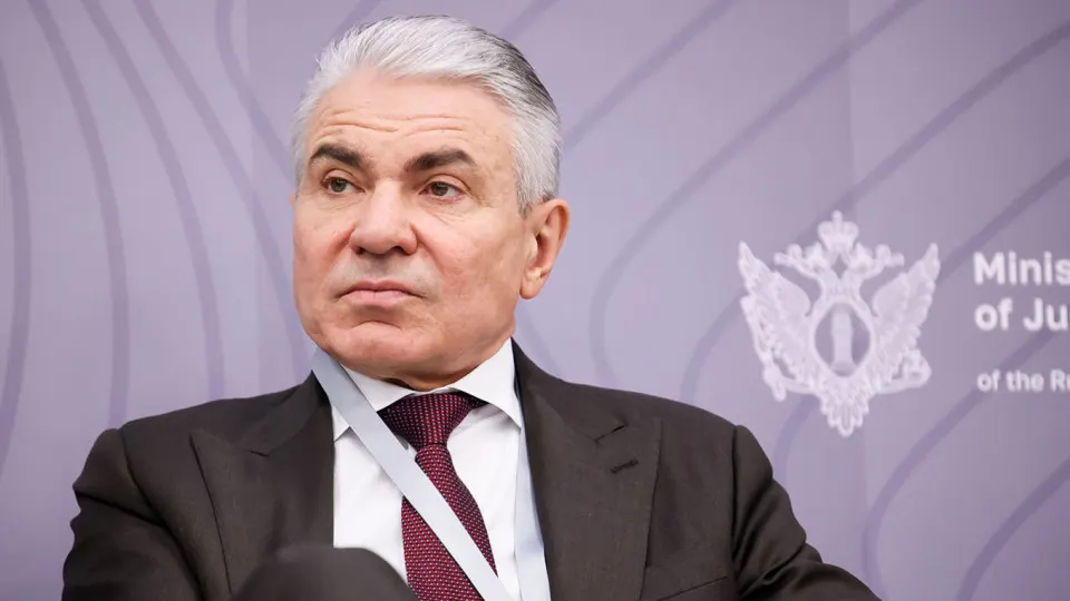 Заместитель министра юстиции призвал обязать крупные компании внедрять фильтры в нейросети, определить ответственность владельцев ИИ и ввести штрафы; ранее обсуждалась идея «суверенных» моделей, с которой столкнулись возражения бизнеса.