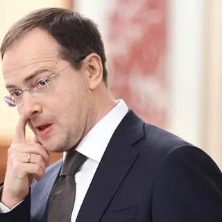 Помощник президента выступил за введение обязательных трудовых контрактов и распределения выпускников, предлагая административные меры вместо рыночных стимулов для решения кадрового дефицита.
