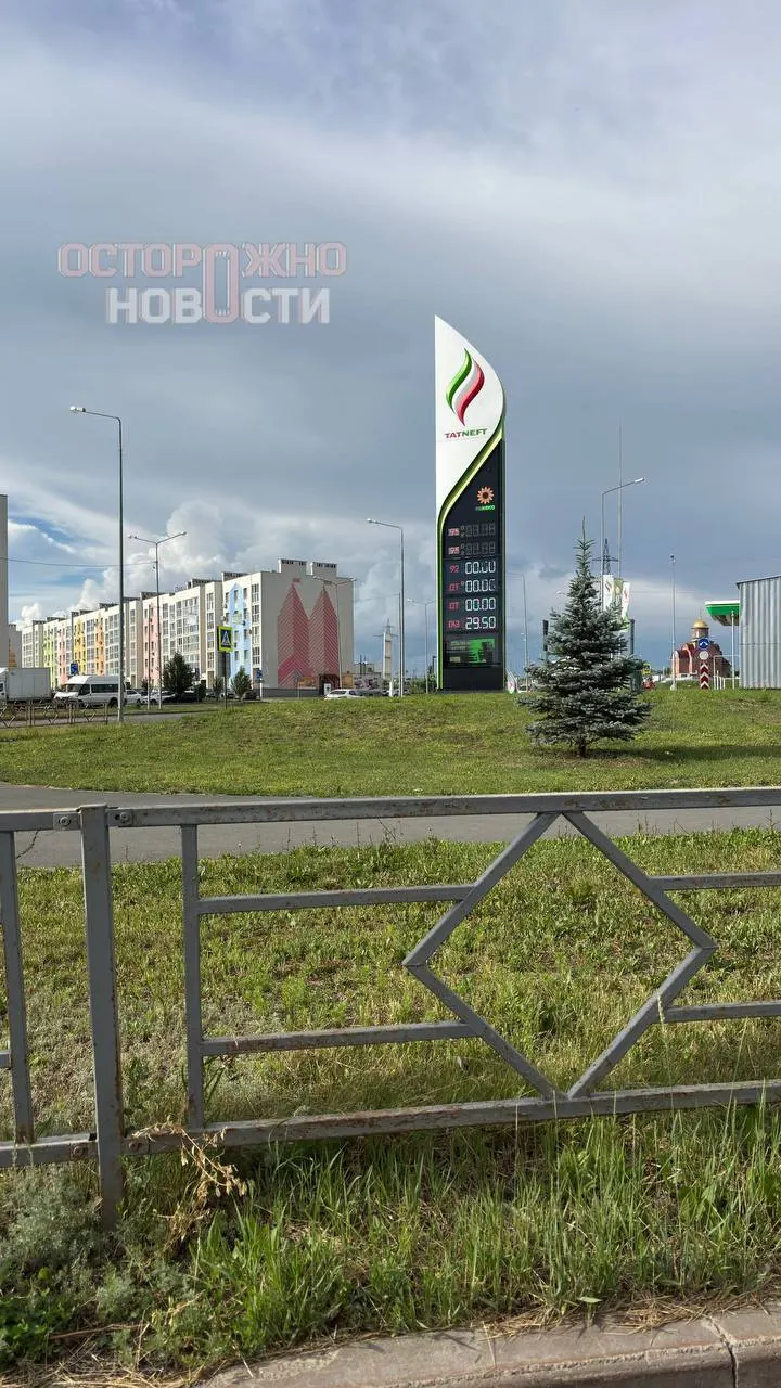 Жители Самары отмечают, что в последние двое суток на ряде АЗС «Татнефть» в регионе отсутствует бензин; на некоторых станциях ввели лимит — не более 20 литров на человека.