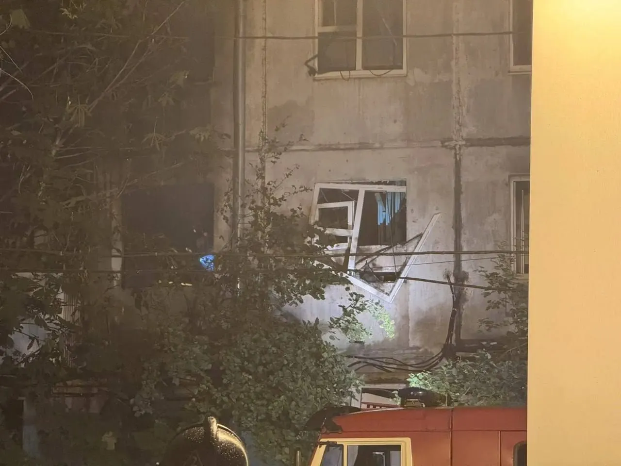 В жилом доме произошёл мощный взрыв газа с последующим пожаром на площади около 300 м². Погибла 51‑летняя женщина, ещё 12 человек пострадали, повреждены около двух десятков квартир.